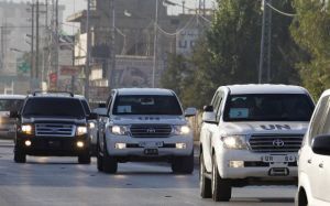 El convoy de la ONU, en la ciudad libanesa de Taanayel tras salir de Siria. AFP.